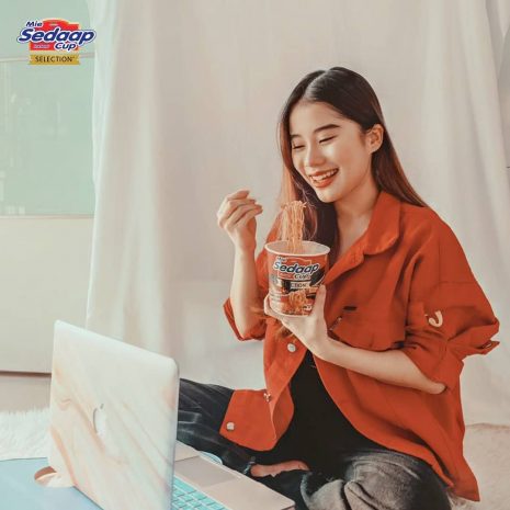 Mie Sedaap Cup Korean Chicken commercial 2 Mie Sedaap Cup Korean Chicken Commercial 2